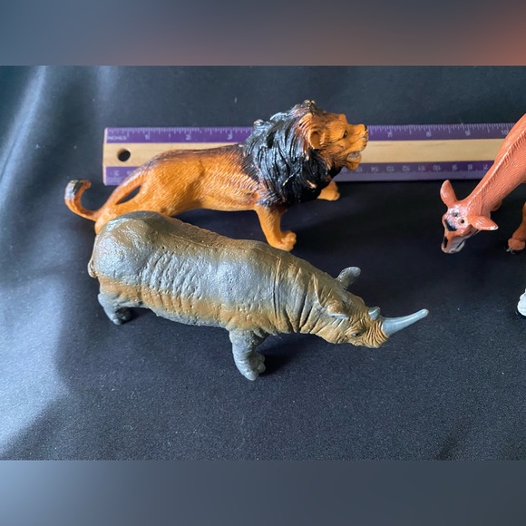 Vintage Quality Lot (16) LargePlastic Animals Including Safari, Sea, & Barnyard - Picture 7 of 15